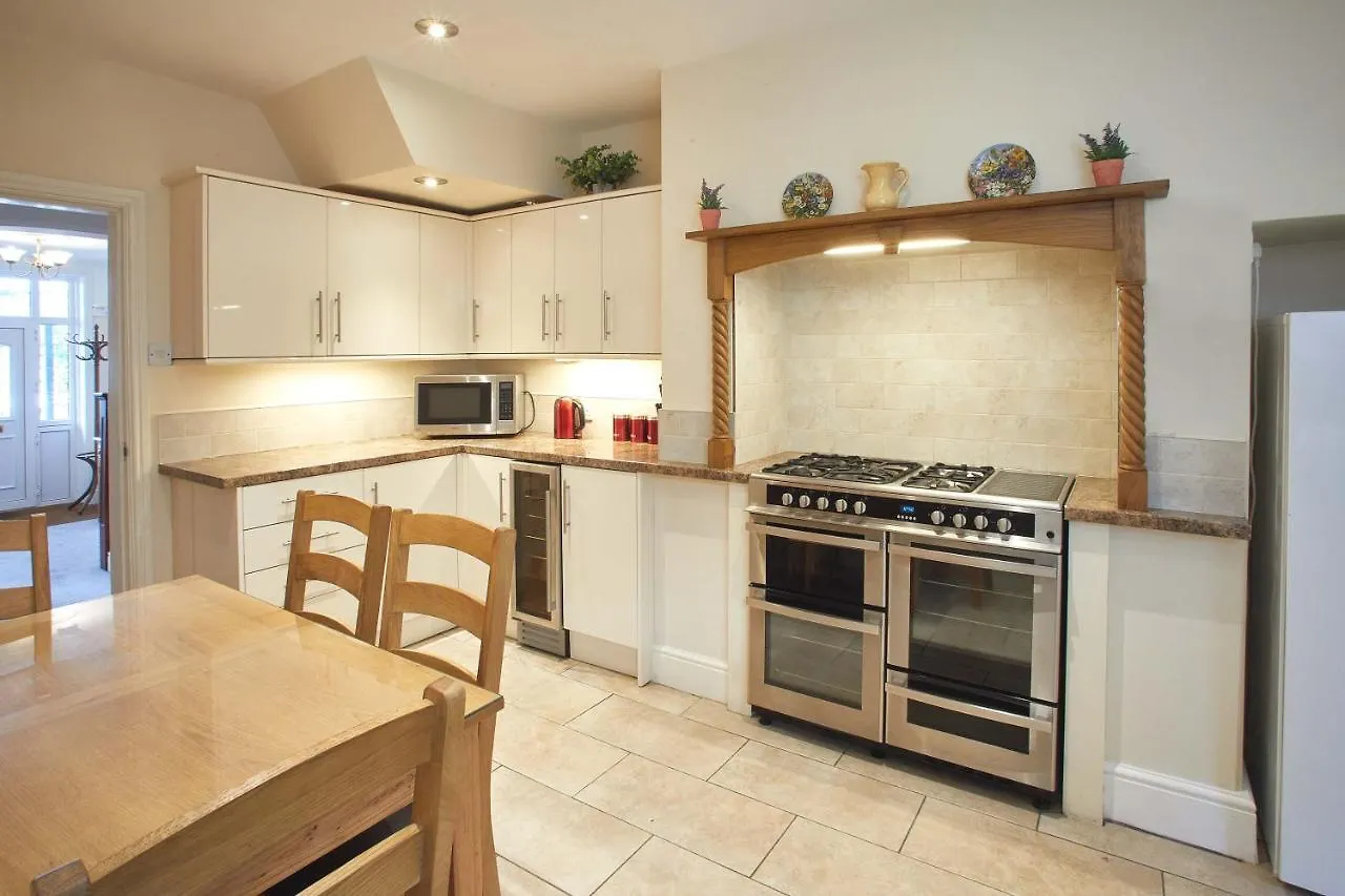 Host & Stay - Brook Villa Whitby Holiday home